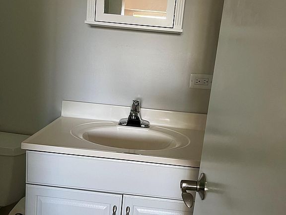 5th image of 122 Wrenn St #2