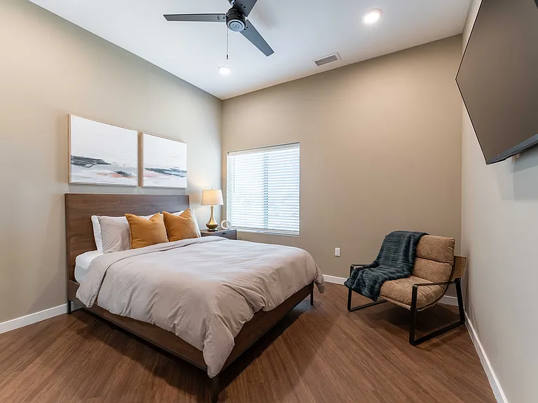 1364 E Battlefield Rd — Photo 174
