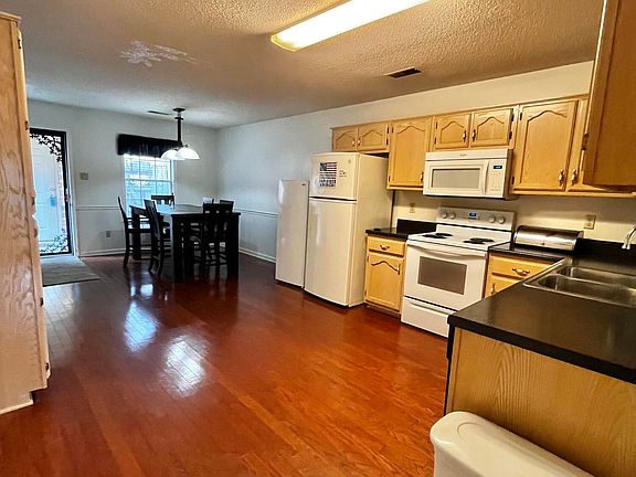 5th image of 556 Beaumont Cir
