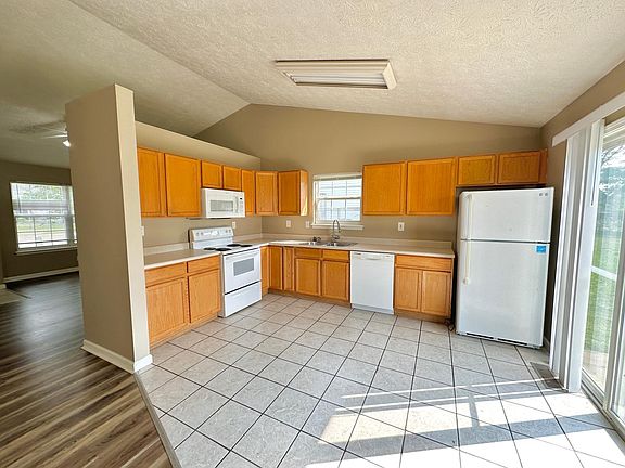 4th image of 610 Fairington Ave