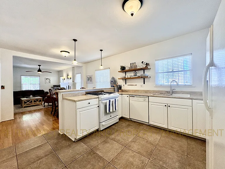 1718 E Grant Rd — Photo 11