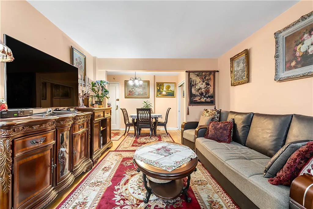 2140 Knapp St APT 2A photo 1