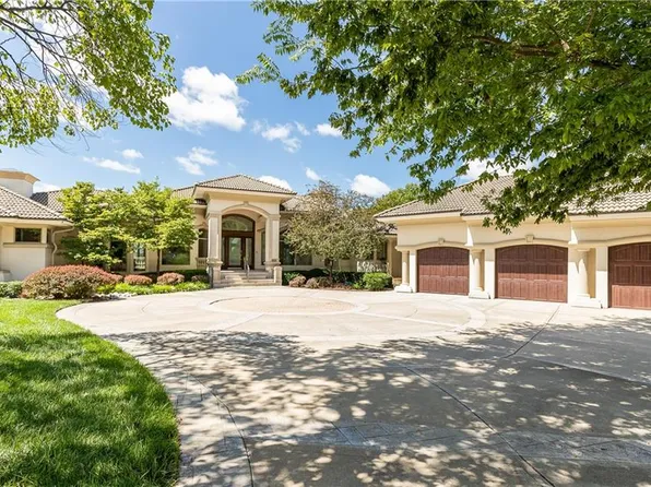 26724 W Greentree Ct, Olathe, KS 66061