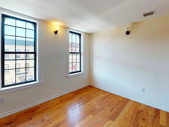 4th image of 870 Hart St APT 3R