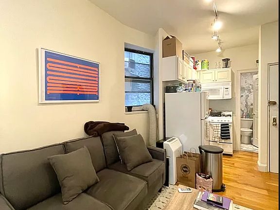 2nd image of 219 W 16th St APT 1B