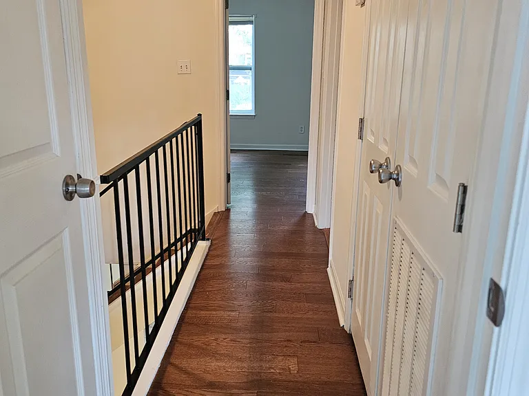 354 Oaktree Sq — Photo 5