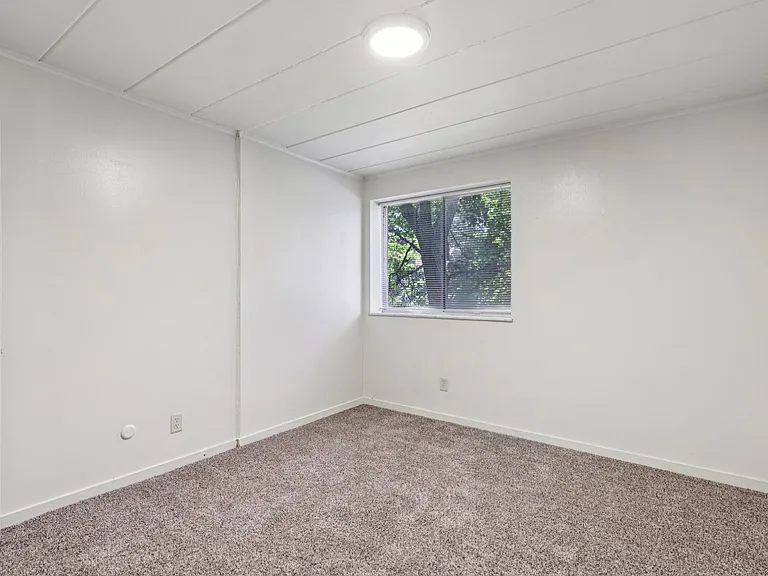 Roberta Gardens Apartments — Photo 11