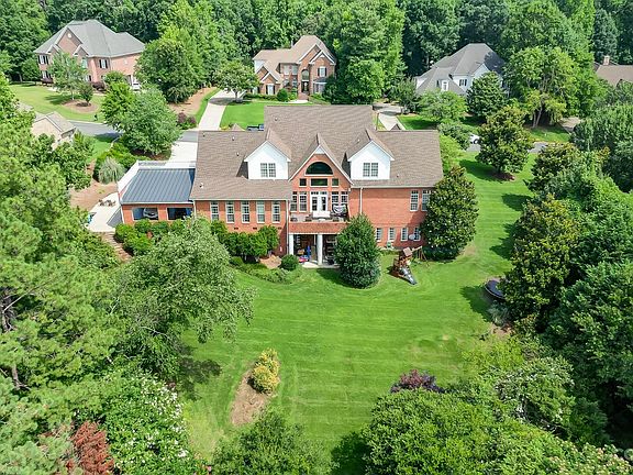 4th image of 907 Maple Hill Ln