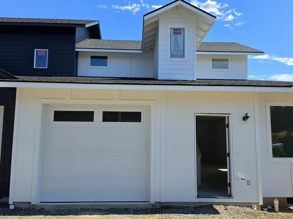 201 Bogey Ln, Eagle Point, OR 97524