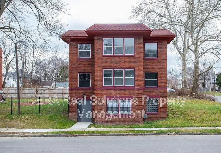 1092 Oakwood Ave — Photo 1