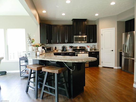 4th image of 10295 Flagstone Dr