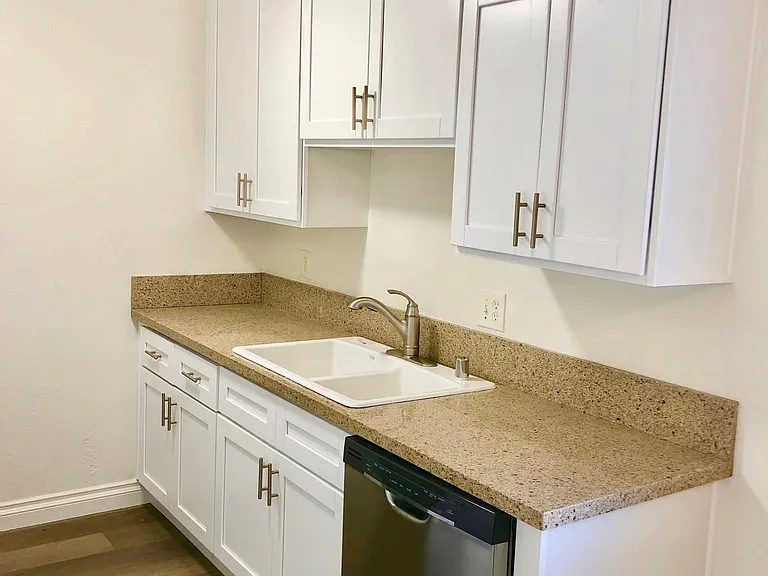 260 Lloyd St #7 — Photo 6