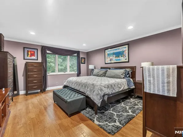 69 Peach Hill Ct, Ramsey, NJ 07446