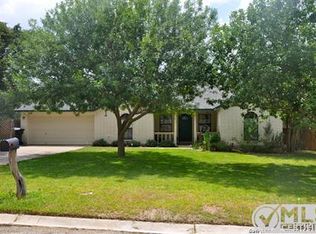 211 Sollock Dr, Devine, TX 78016
