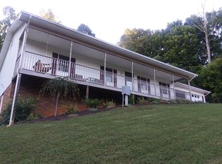 302 Roundtree Ave, Mount Carmel, TN 37645