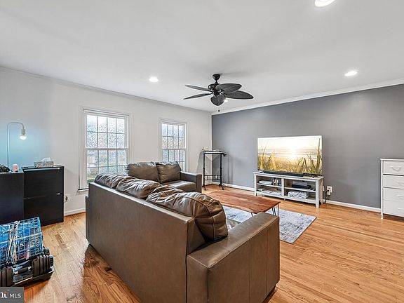 3rd image of 1307 Littlefield Pl