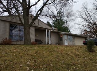 73 Robin Rd, Carpentersville, IL 60110