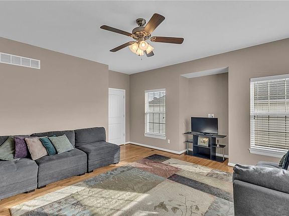 5th image of 1630 Fall Creek Dr