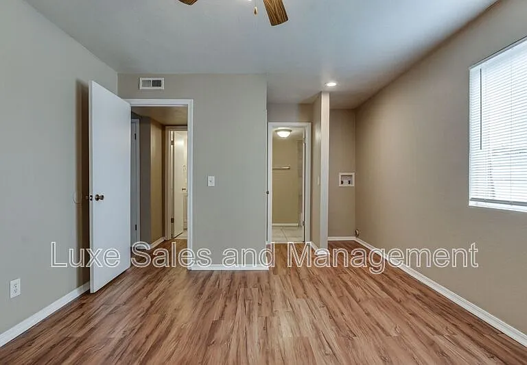 6026 Nw Expy #C — Photo 20