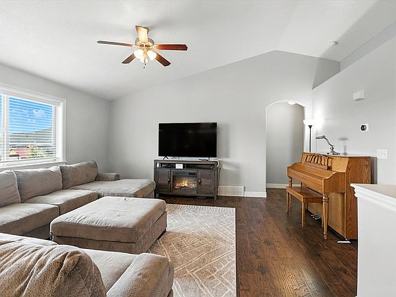 4th image of 609 N 130 E