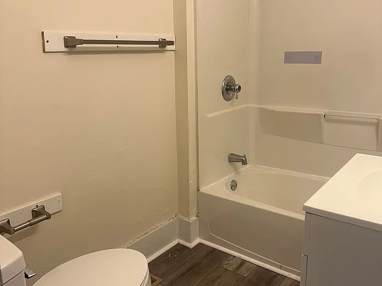 718 Queen St — Photo 17