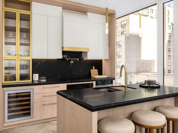 660 Lexington Ave #2B, New York, NY 10022