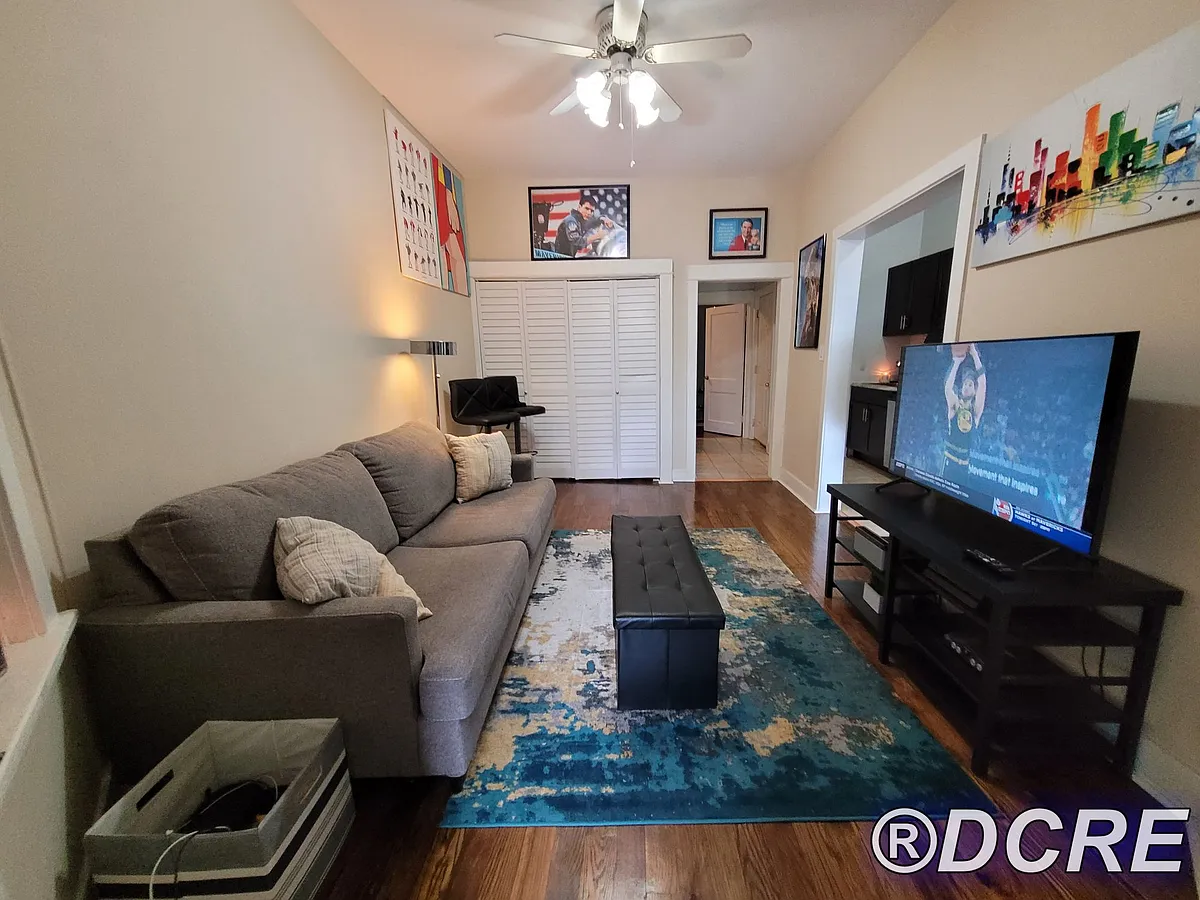 Building Photo - 4356 N Kenmore Ave #203