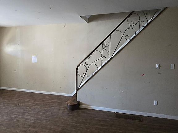 5th image of 1925 Rowan St