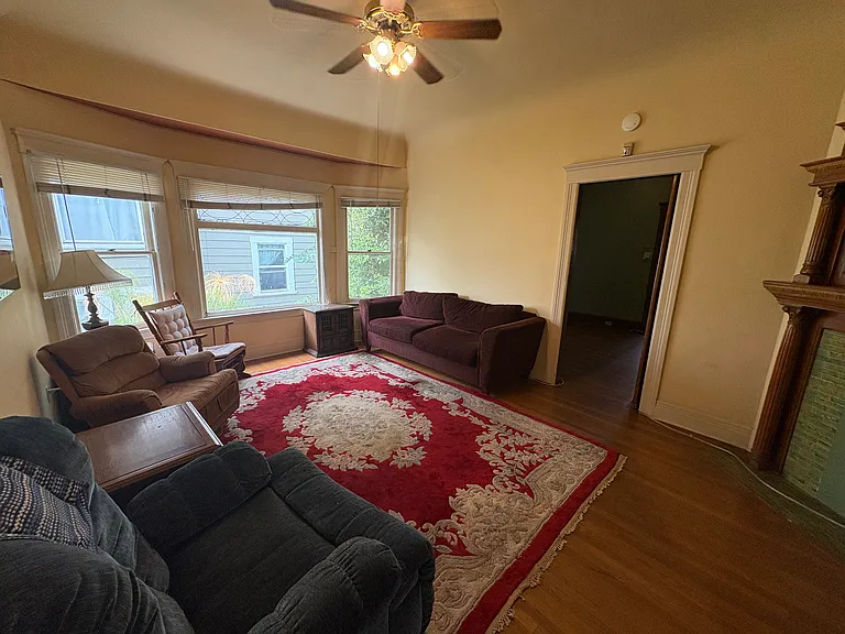 2713 S La Salle Ave — Photo 4