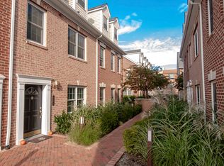 2262 S Garfield St #8, Arlington, VA 22206