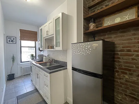 Rented by URBAN UTOPIA REALTY LLC | media 18