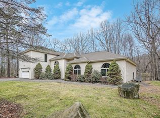 102 Concours Ln, Hawley, PA 18428