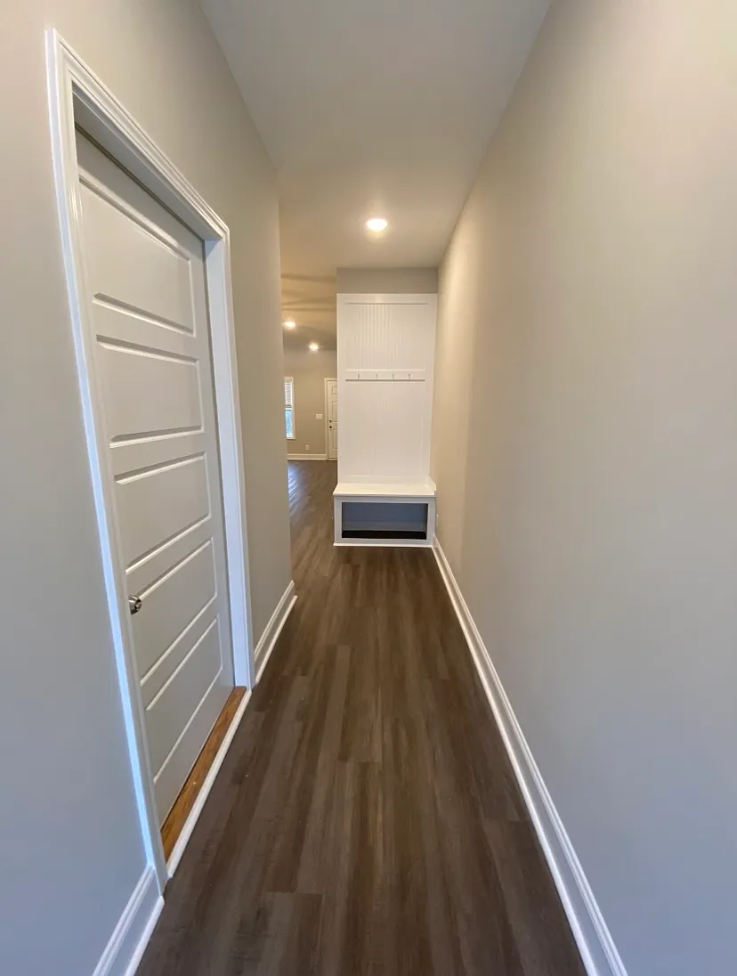 1027 Glenkirk Drive - B — Photo 2