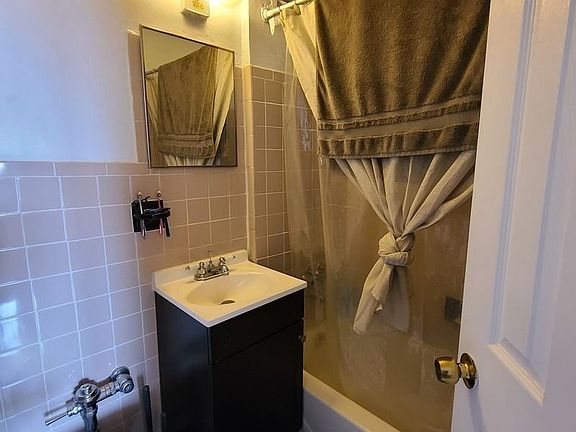 2nd image of 542 E 11th St APT 4