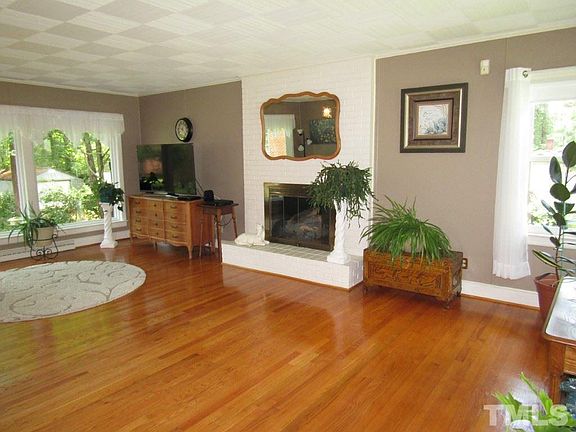4th image of 909 Whitford St