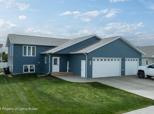 466 37th St E, Dickinson, ND 58601