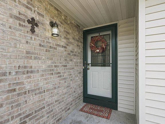 4th image of 631 Constitution Ln