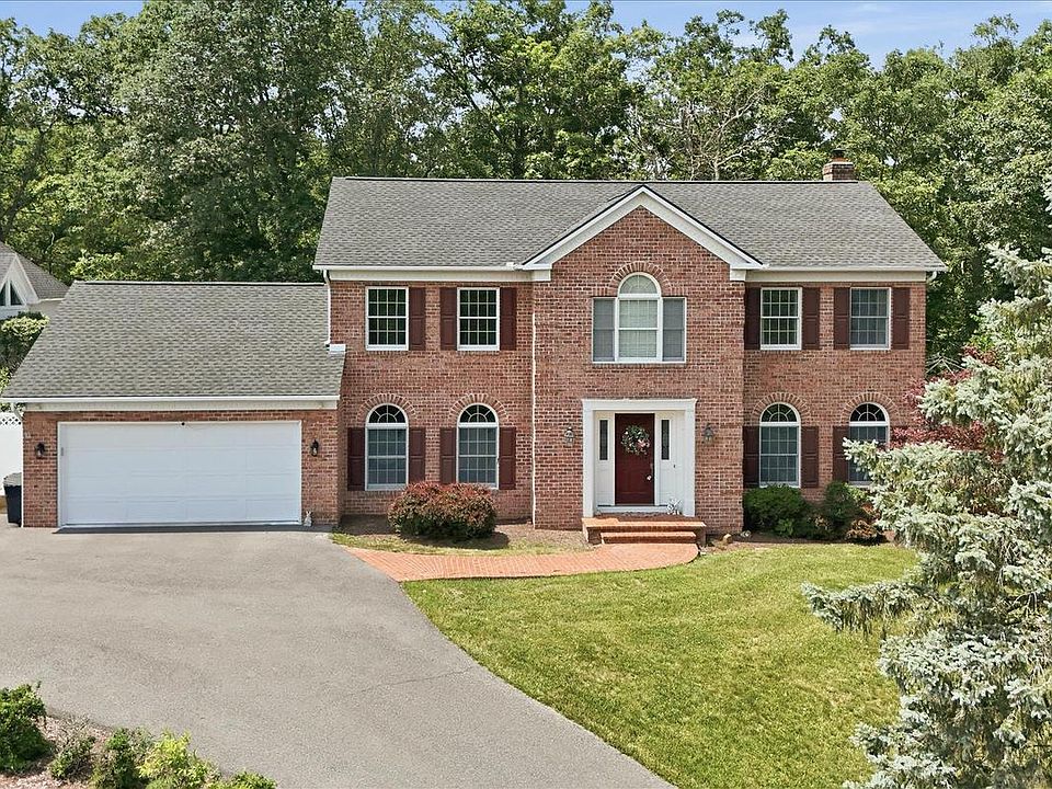 1st image of 325 Francis Ct