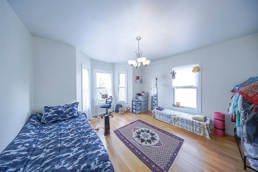 4 bed, 1350 sqft, $4,900 — Photo 4