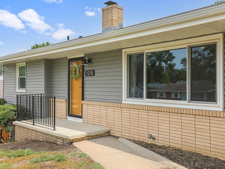 1218 Sunset Dr — Photo 1