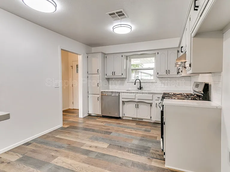 2401 Fedderson Dr — Photo 11