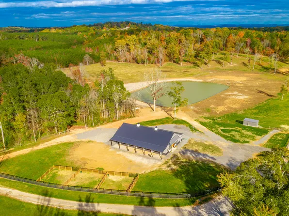 136 Chalet Dr, Rossville, GA 30741