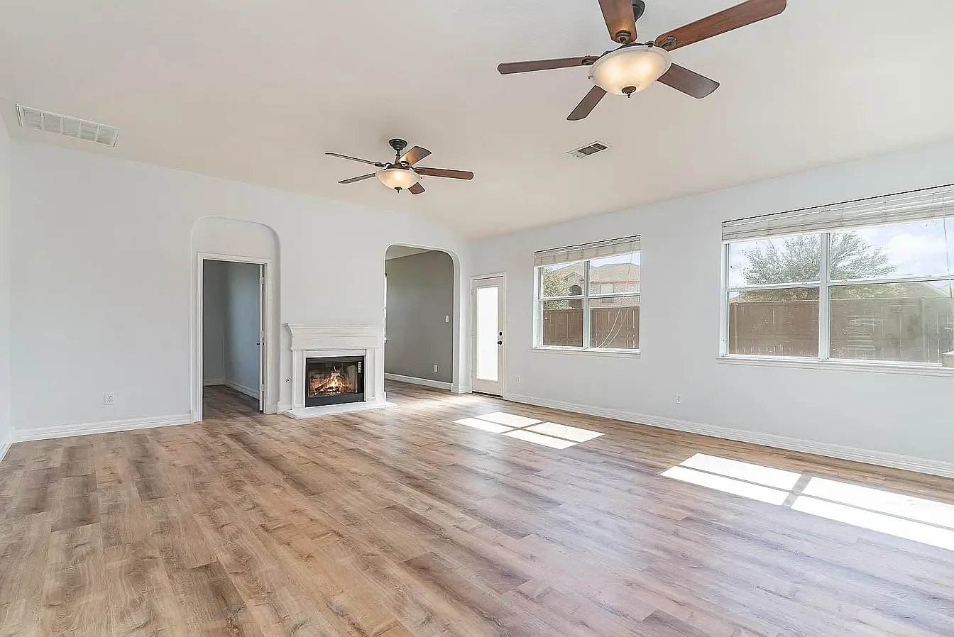 3 bed, 1727 sqft, $2,300 — Photo 4