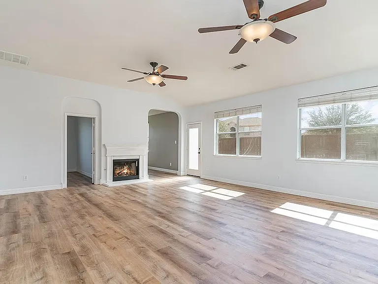 1300 Clear Creek Dr — Photo 4