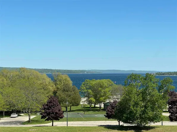 106 Overlook Dr, Charlevoix, MI 49720