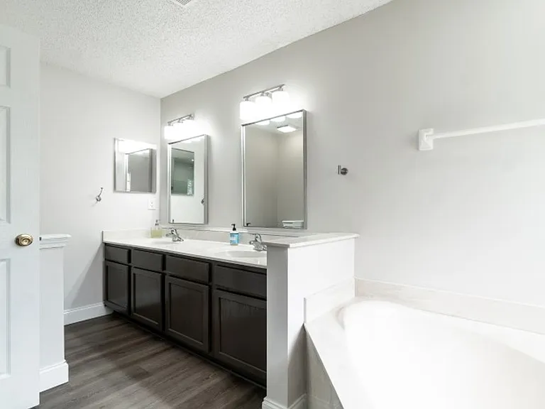 557 Grand Parke Dr — Photo 20
