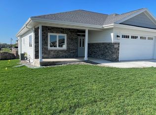 827 Vineyard Dr, Cambridge, WI 53523