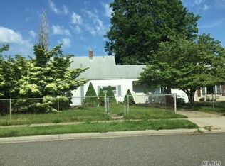 119 Schoolhouse Rd, Levittown, NY 11756