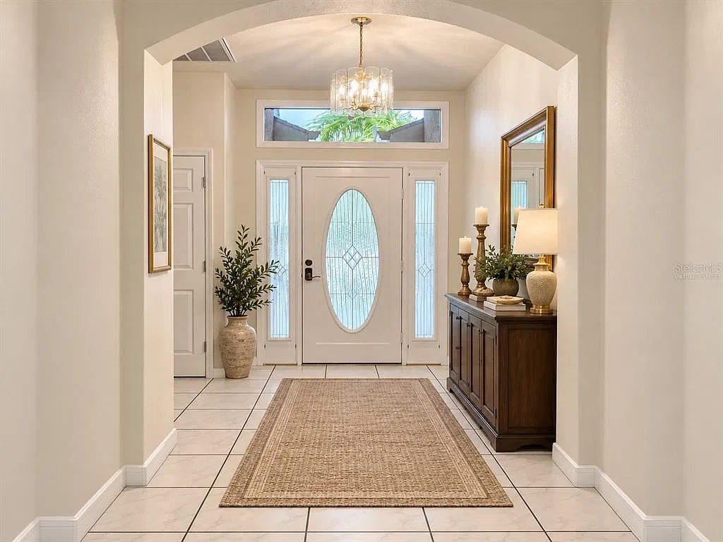 3 bed, 2.0 bath, 2056 sqft, $4,000 — Photo 2