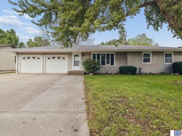 1605 E Lawn Plaza Dr, York, NE 68467